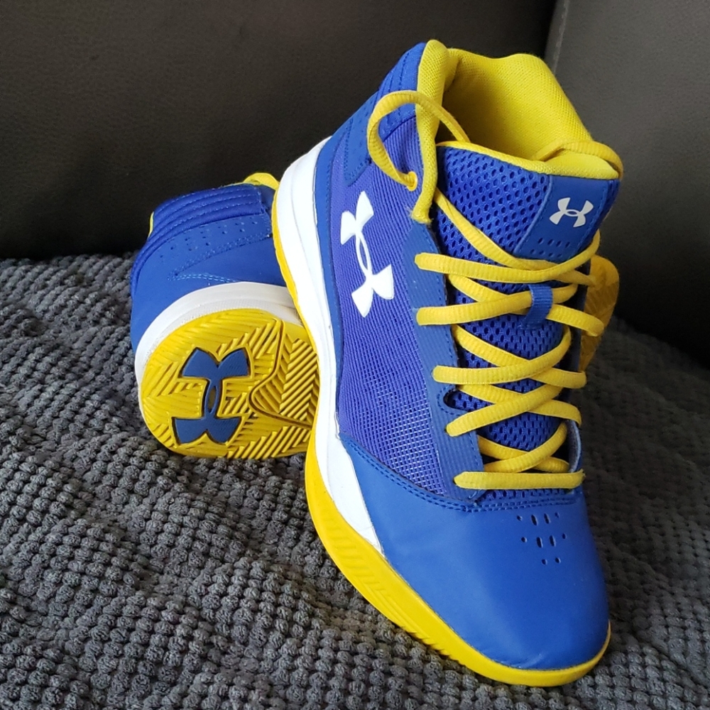 Lightly loved under Armor sneakers for boys